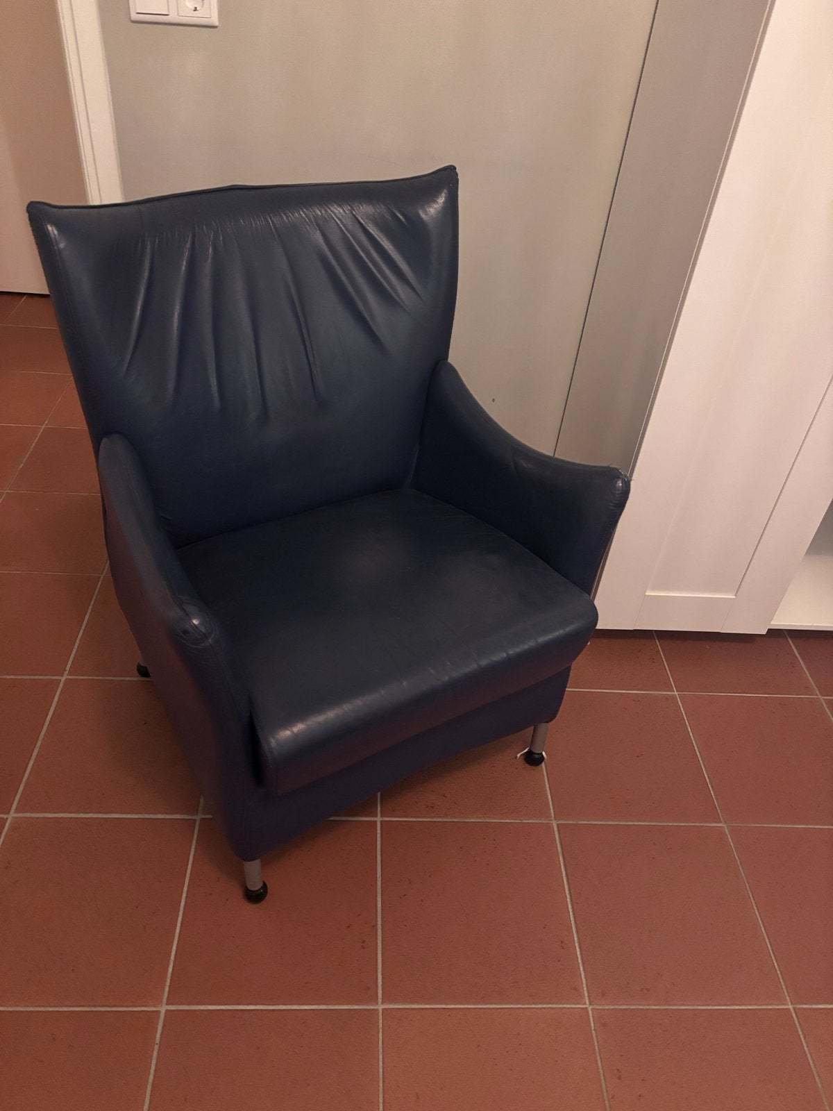 Donkerblauwe leren fauteuil in zeer goede staat, Ophalen, Zo goed als nieuw, Leer, 75 tot 100 cm