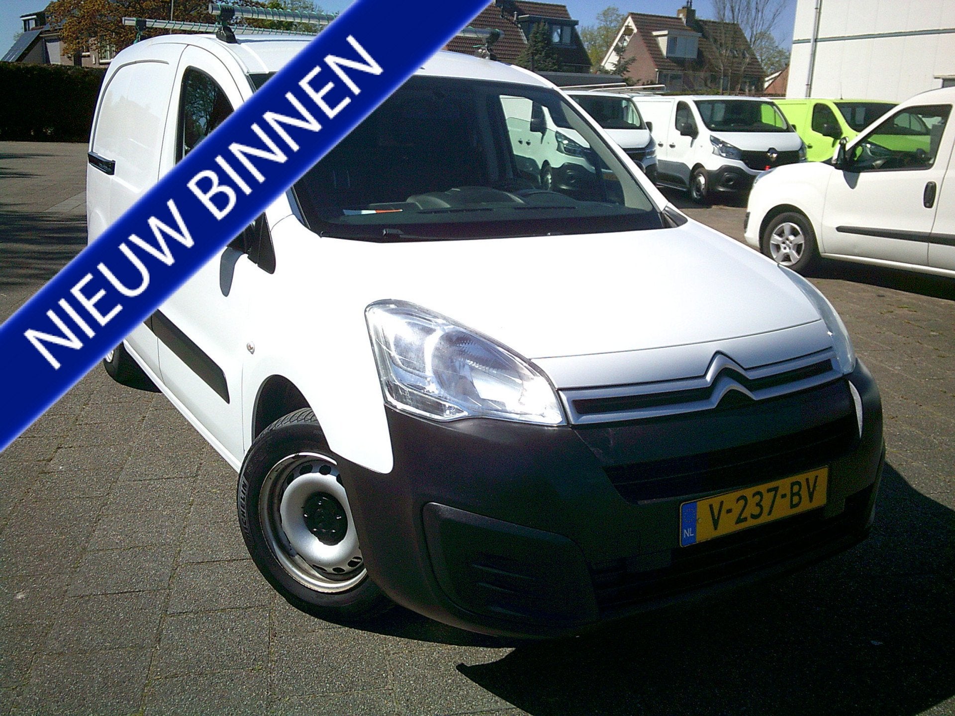 Citroën Berlingo 1.6 BlueHDI 100 Club S&S VOORZIEN VAN AIRC, Voorwielaandrijving, Gebruikt, 4 cilinders, Wit