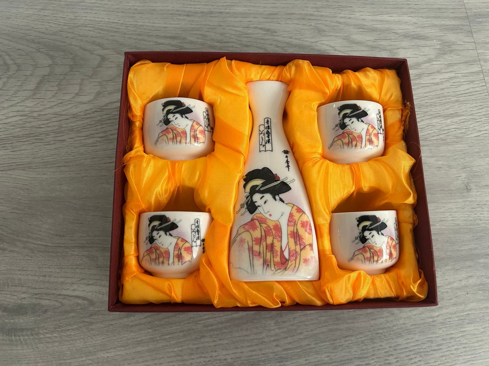 Sake set met 4 kopjes en karaf - Aziatische stijl, Huis en Inrichting, Aziatisch, Keramiek, Overige typen, Nieuw