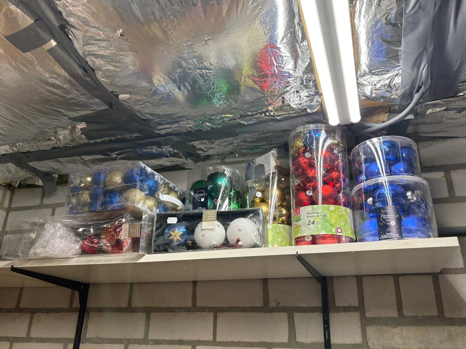 Kerstballen en diversen, Ophalen