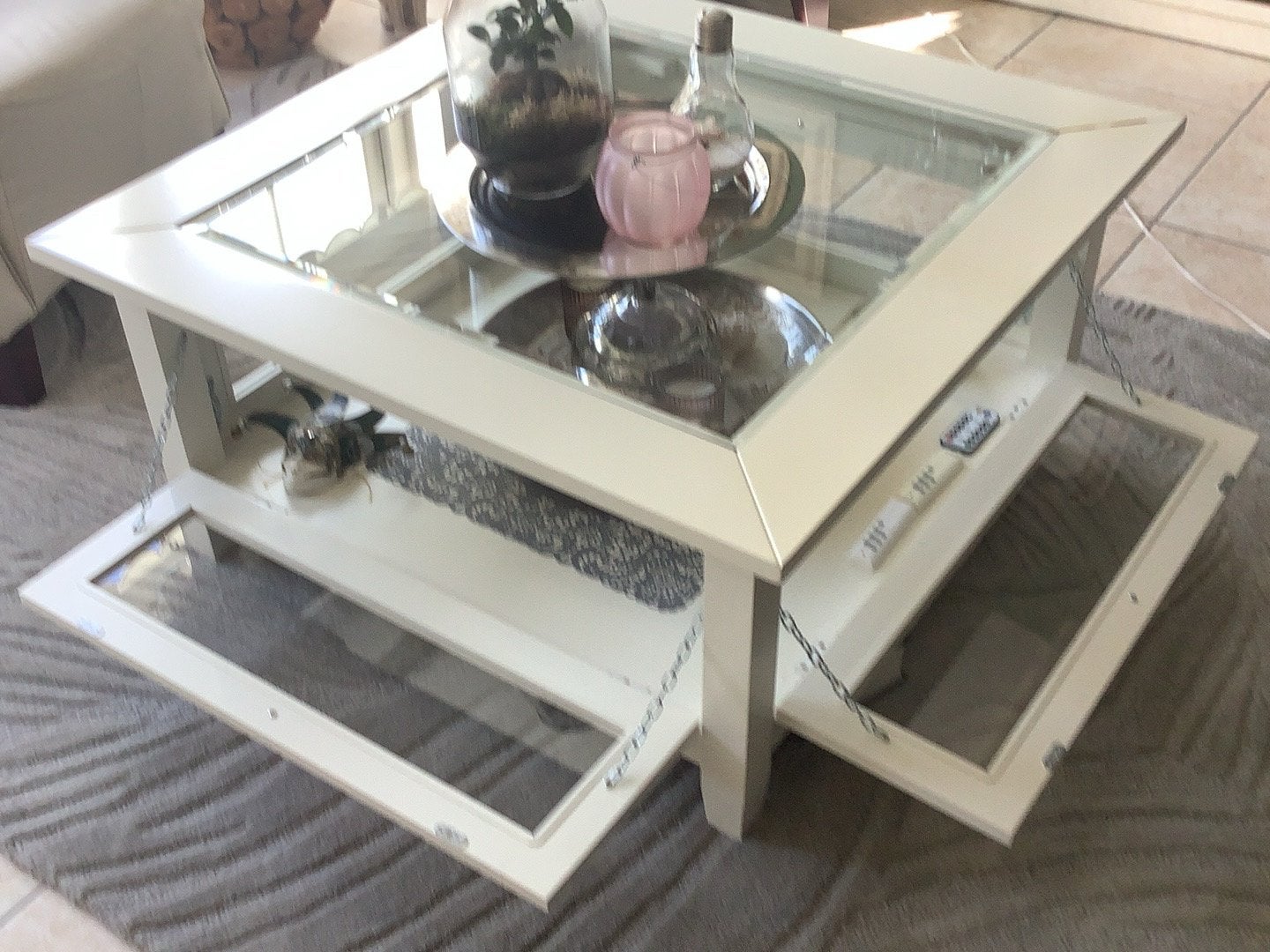Witte salontafel met glazen blad en uitschuifbare lades, Ophalen, Gebruikt, Vierkant, 50 tot 100 cm