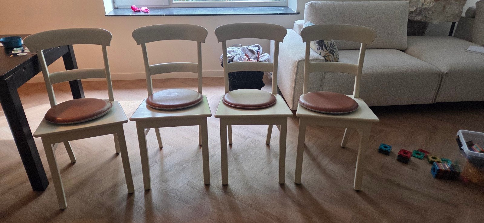 4 houten eetkamerstoelen, Huis en Inrichting, Ophalen, Gebruikt, Wit, Vier