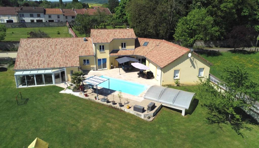 Te koop Frankrijk architectenvilla met zwembad en uitzicht, Huizen en Kamers, 248 m², Woonhuis, Landelijk, Bourbonne-les-Bains