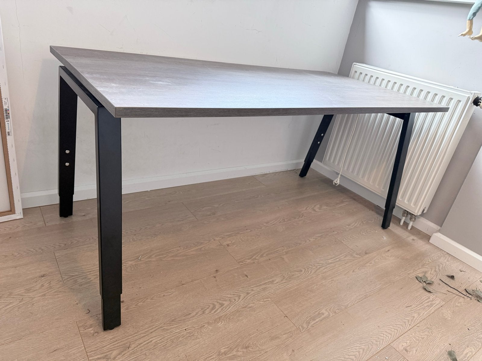 Modern bureau/eettafel met metalen onderstel, Ophalen of Verzenden, In hoogte verstelbaar, Zo goed als nieuw