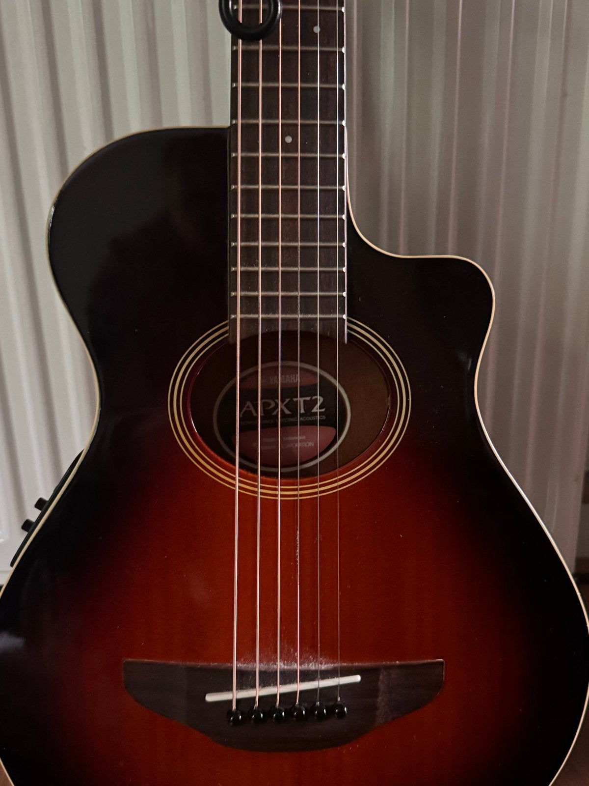 Foto 3 van Yamaha APXT2 akoestische gitaar met AMP , tas en standaard
