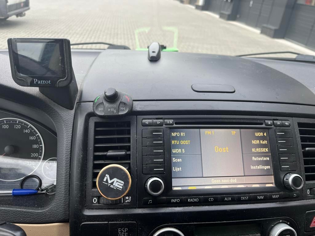 VW Multivan 2008 Autoradio met stuurwielbediening & Parrot, Ophalen of Verzenden, Gebruikt