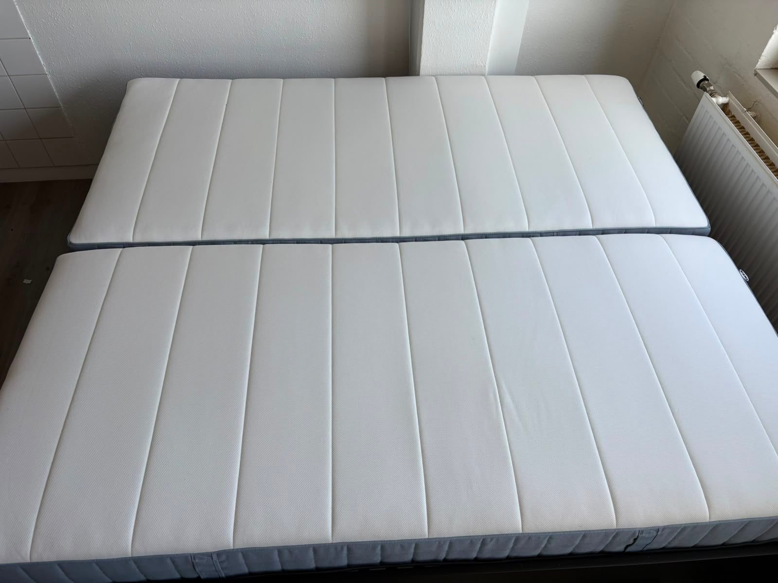 2 IKEA VESTERÖY Pocketveringmatrassen 90x200 cm, Ophalen, 90 cm, Eenpersoons, Zo goed als nieuw