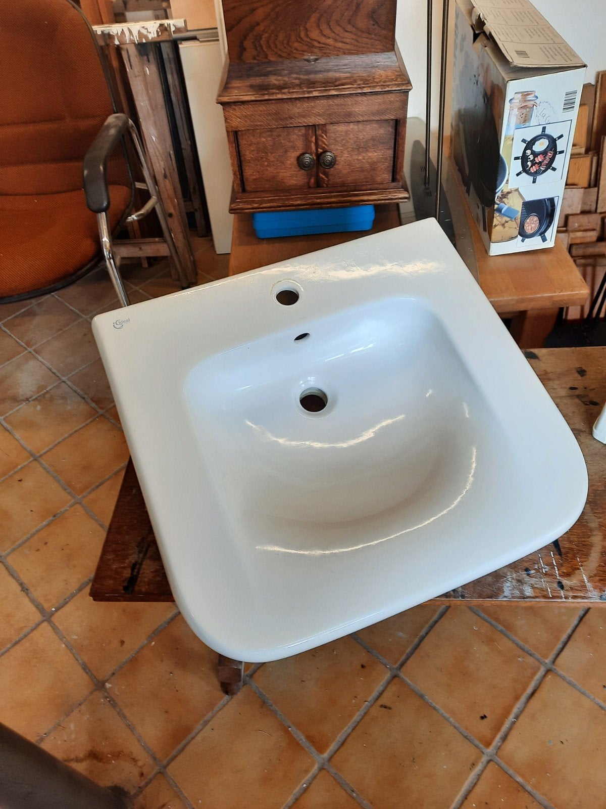 Witte wastafel, geschikt voor rolstoelgebruikers., Ophalen, Gebruikt, Wastafel