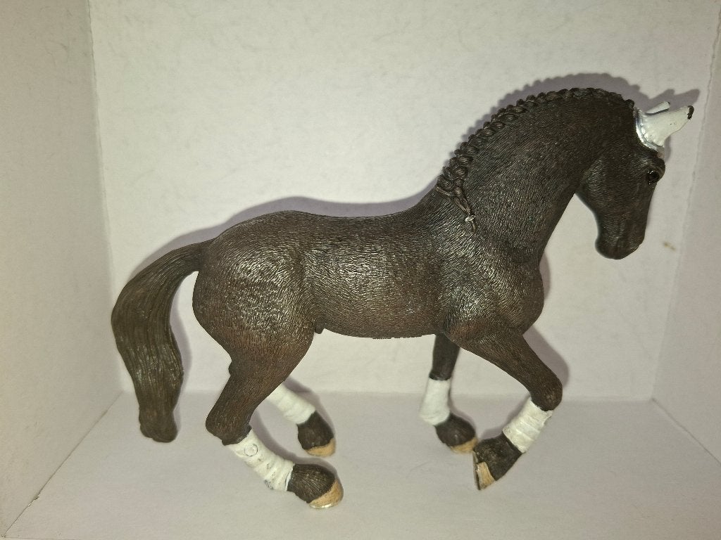 schleich zwart paard met zadel en mondstuk 42457, Ophalen of Verzenden, Zo goed als nieuw, Paard, Beeldje of Figuurtje