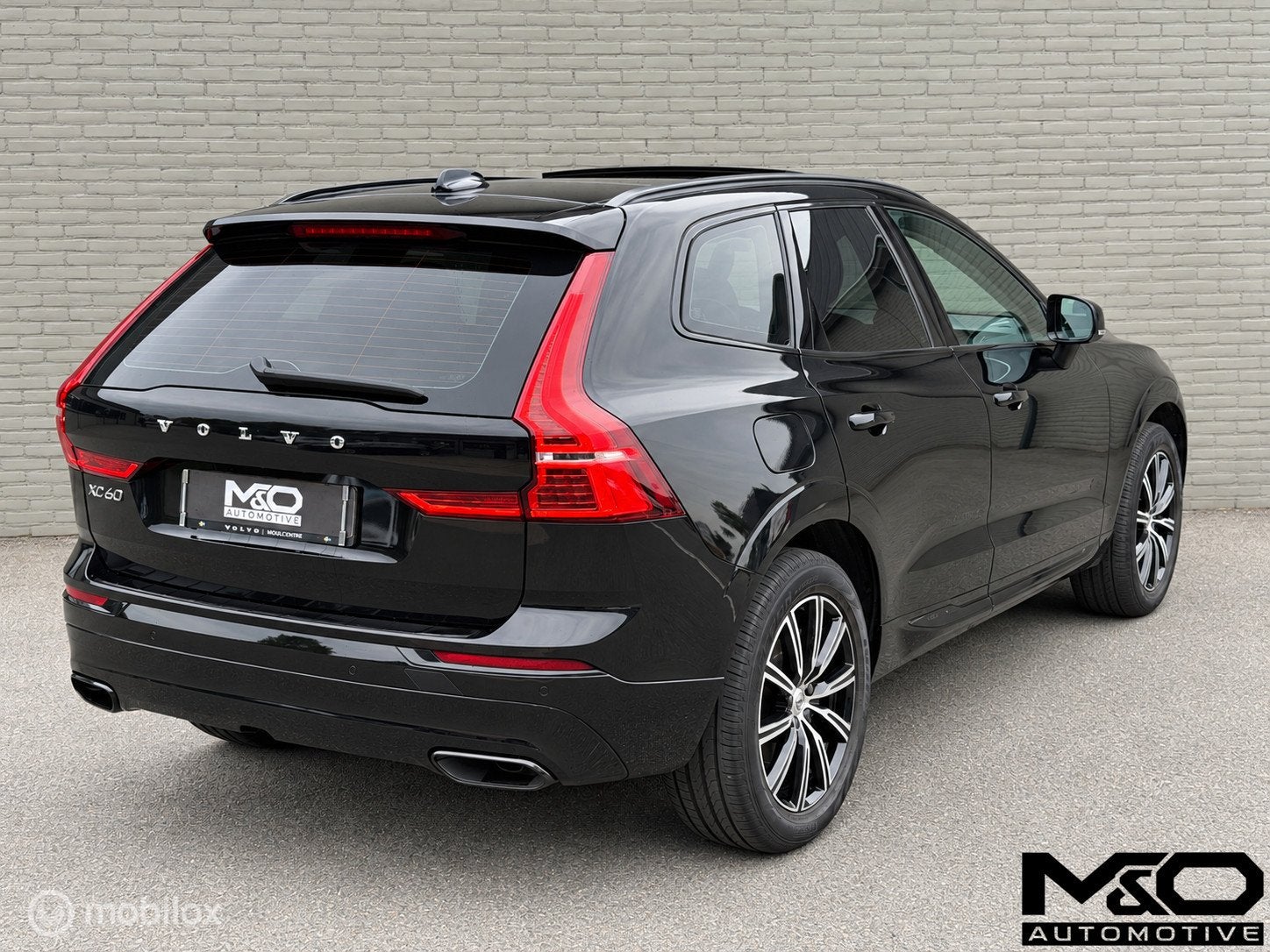 Volvo XC60 2.0 B5 INSCRIPTION | PANO | TREKHAAK | LED | HUD, Gebruikt, 4 cilinders, 1969 cc, Zwart