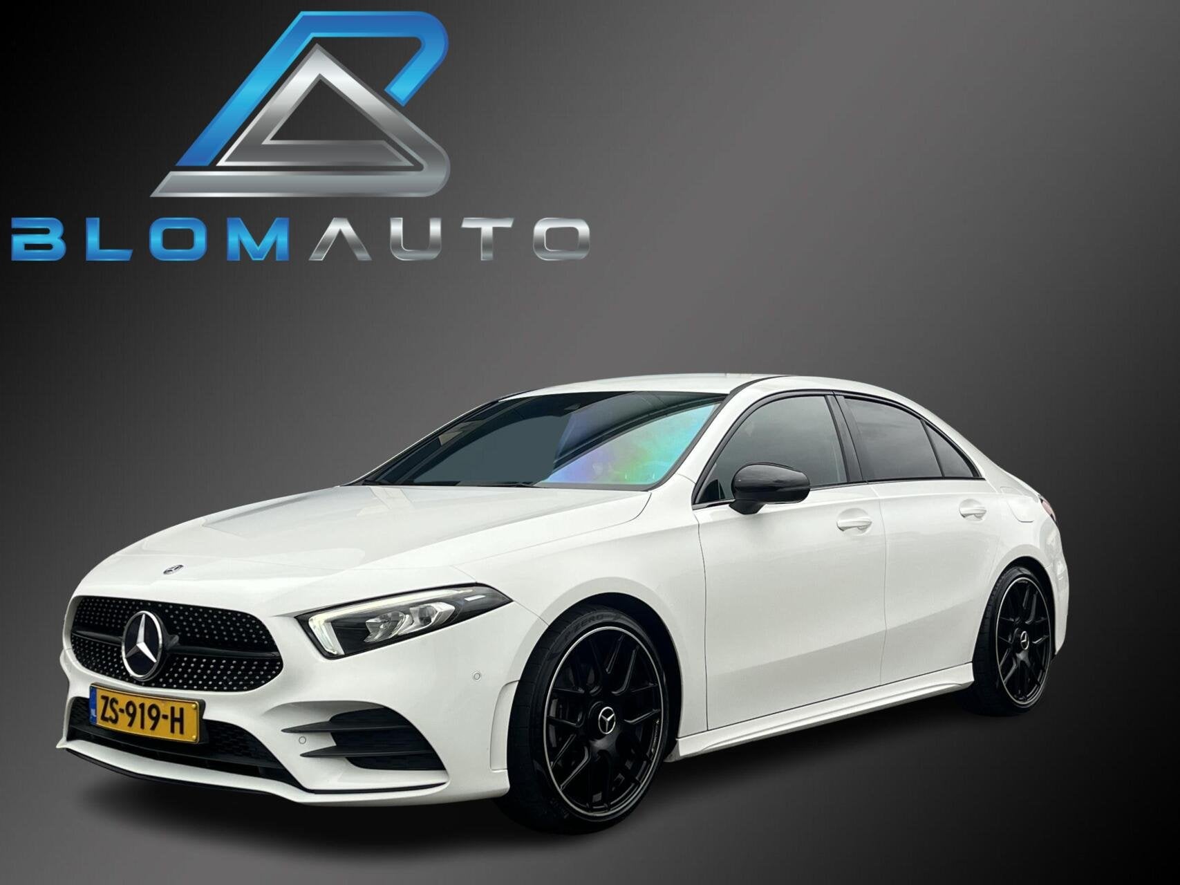 Mercedes A-klasse 200 AMG CARPLAY+EL TREKHAAK 19INCHNL AUTO, Gebruikt, 4 cilinders, Bedrijf, 690 kg