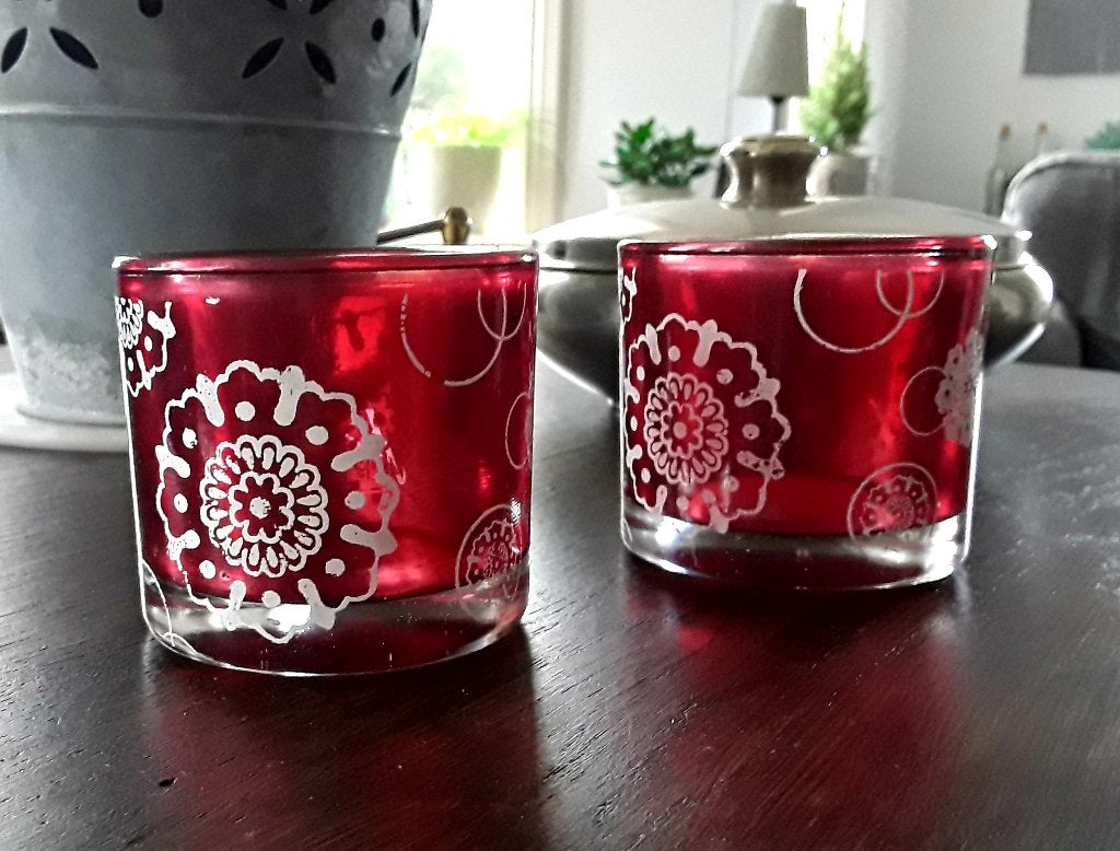Waxinelichthouders van dik rood glas met motieven erop, Gebruikt, Waxinelichthouder, Ophalen of Verzenden, Glas