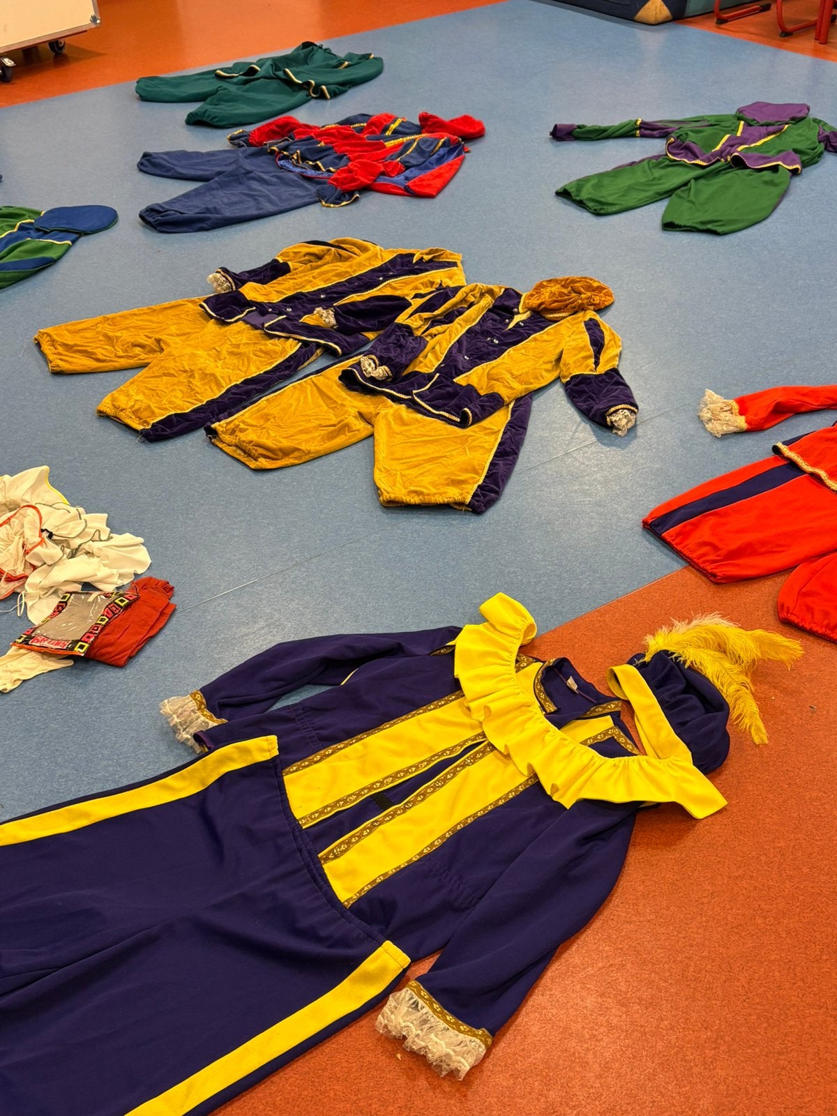 Pietenpakken en sinterklaaspak - in 1 keer!, Ophalen, Gebruikt