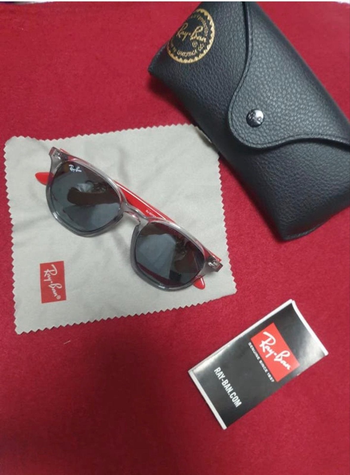 Ray-Ban kinder Zonnebril met Rood Montuur en Hoesje, Kinderen en Baby's, Ophalen of Verzenden, UV-bescherming, Nieuw, Zonnebril