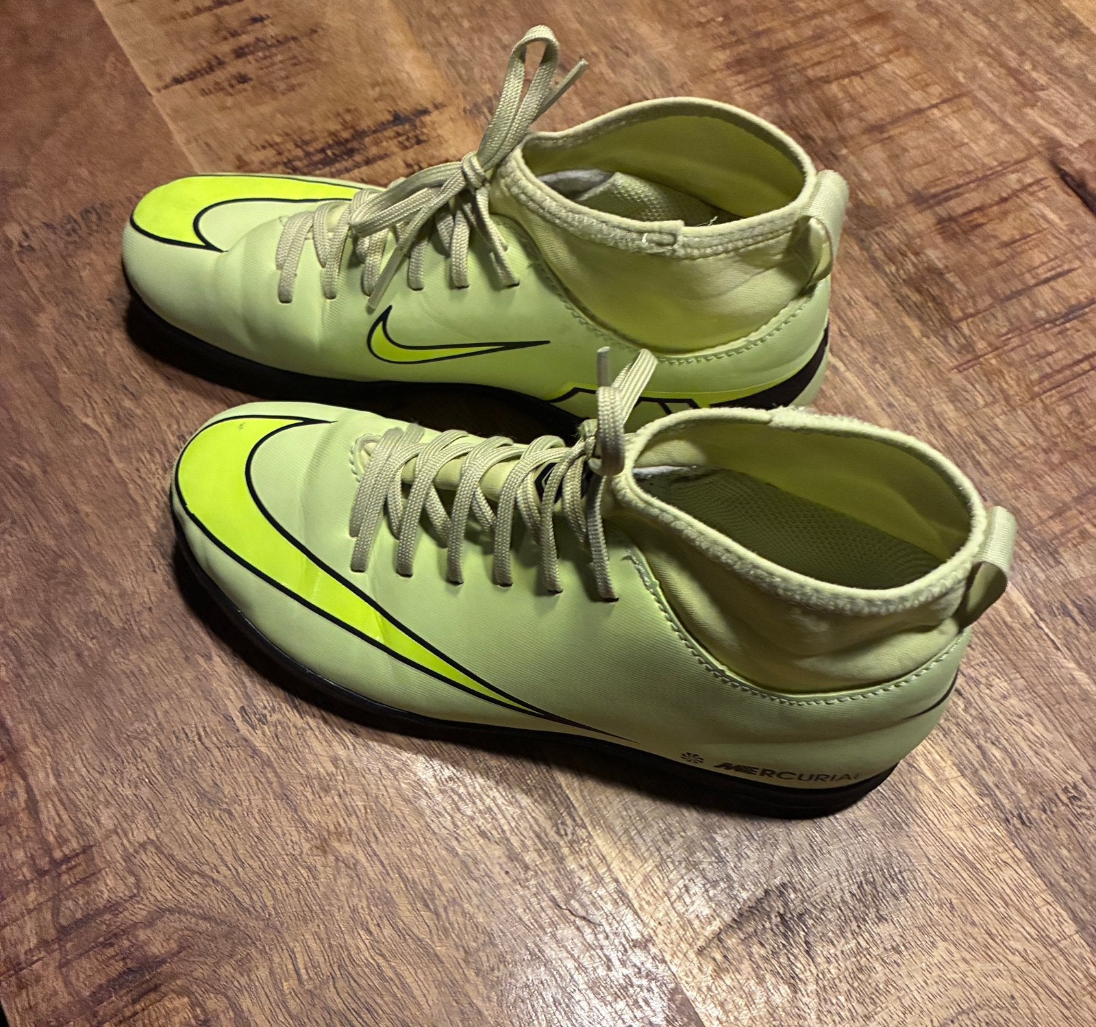 Nike mercurial zaalschoenen maat 35,5, Maat XS of kleiner, Ophalen of Verzenden, Zo goed als nieuw, Schoenen