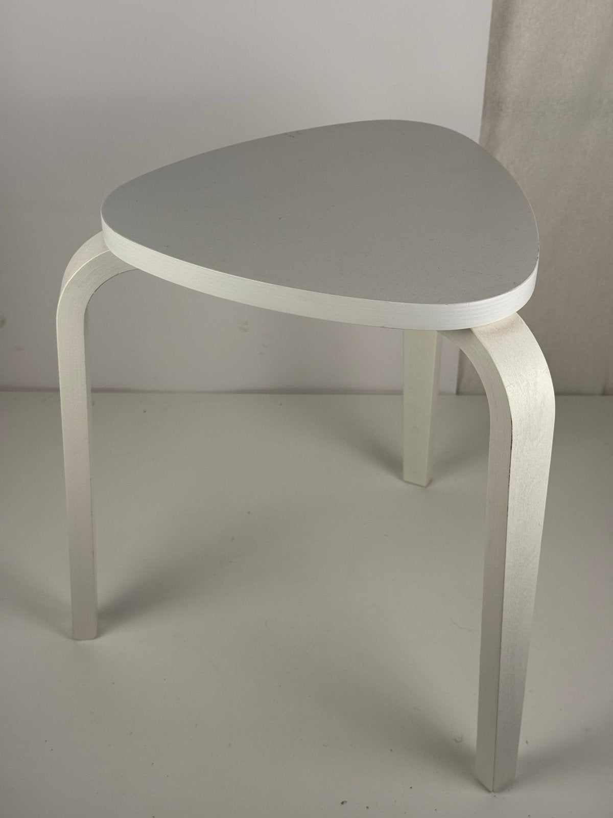 IKEA KYRRE krukje wit – houten designkruk – stapelbaar, Ophalen of Verzenden, Zo goed als nieuw, Hout