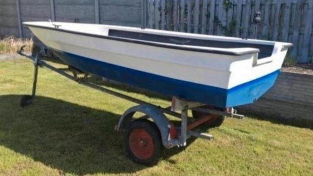 Visboot met buitenboort motor 6pk op kleine trailer., Watersport en Boten, Ophalen, Zo goed als nieuw