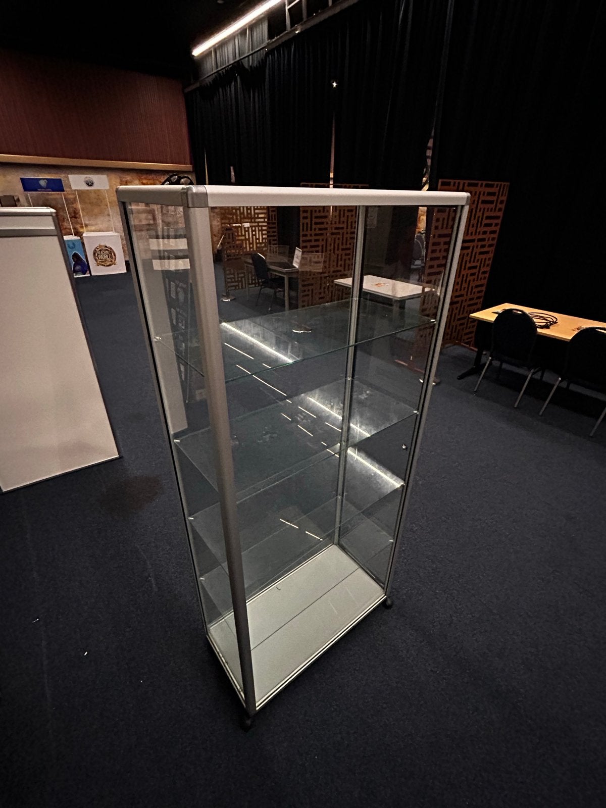 Glazen Vitrinekast op Wielen - 4 Planken - Met Slot, Met plank(en), 150 tot 200 cm, 25 tot 50 cm, 50 tot 100 cm
