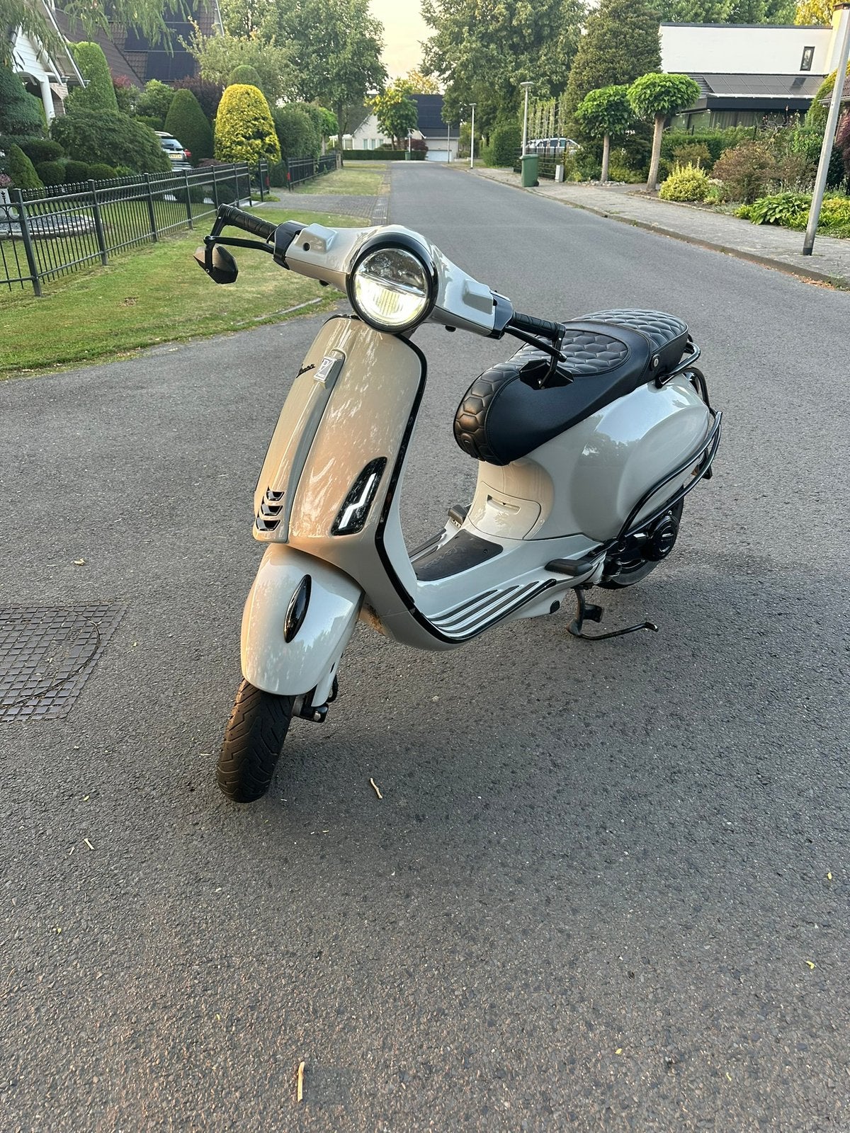 Vespa Primavera 2021 – Custom Porsche Chalk – 6480 km, Ophalen, Overige modellen, Maximaal 45 km/u, Nieuw