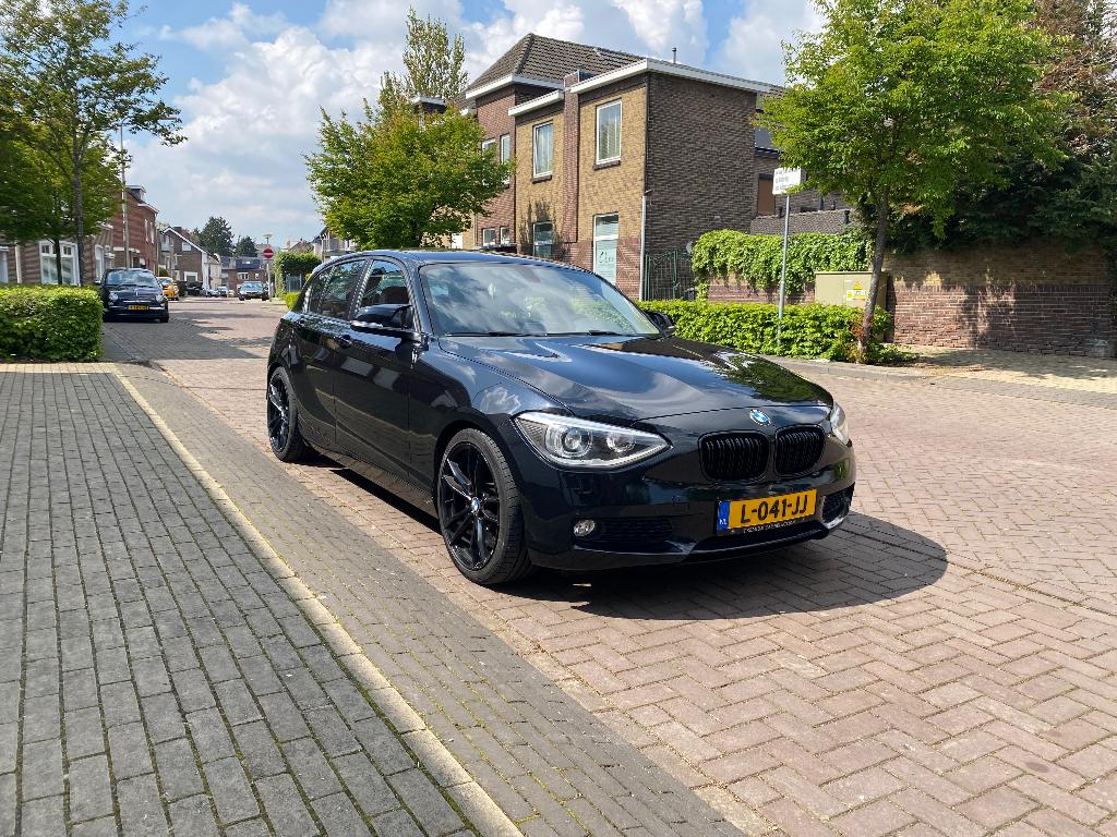 BMW 1-Serie 116I 156KW 5DR 2012 Zwart, Auto's, BMW, 1-Serie, Euro 5, Zwart, 4 cilinders