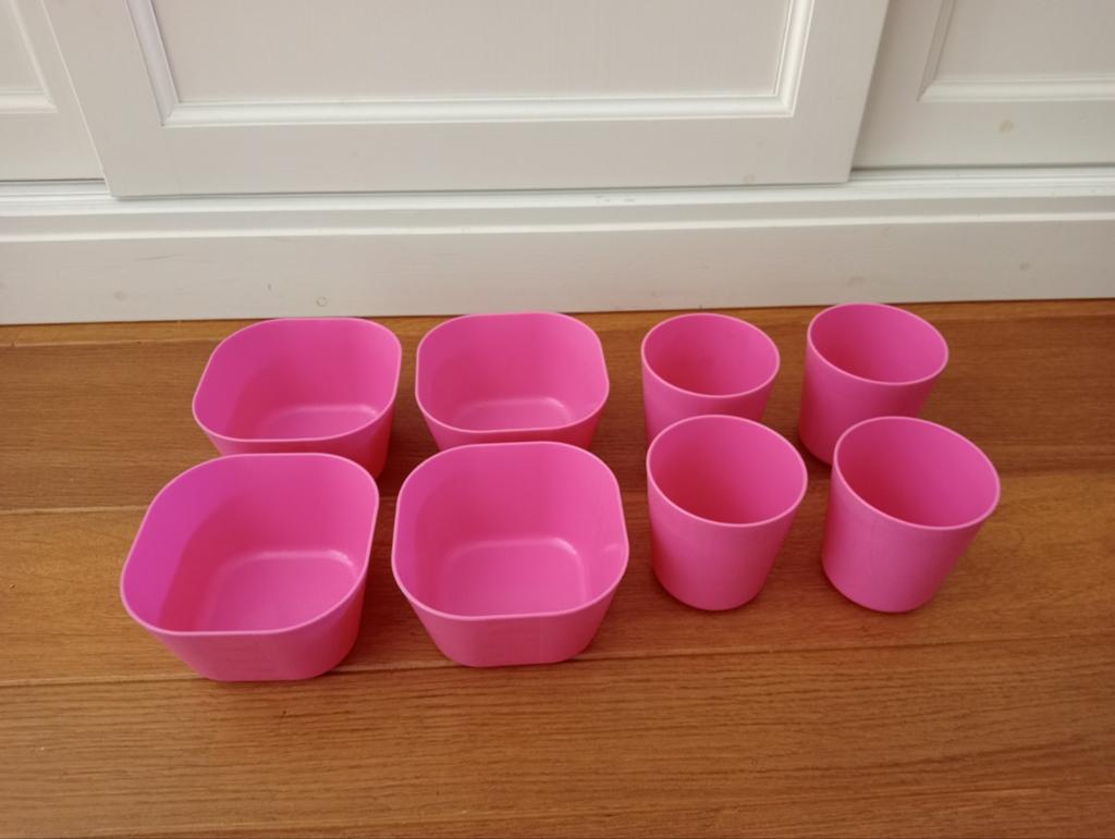 Roze bakjes en bekers, Ophalen