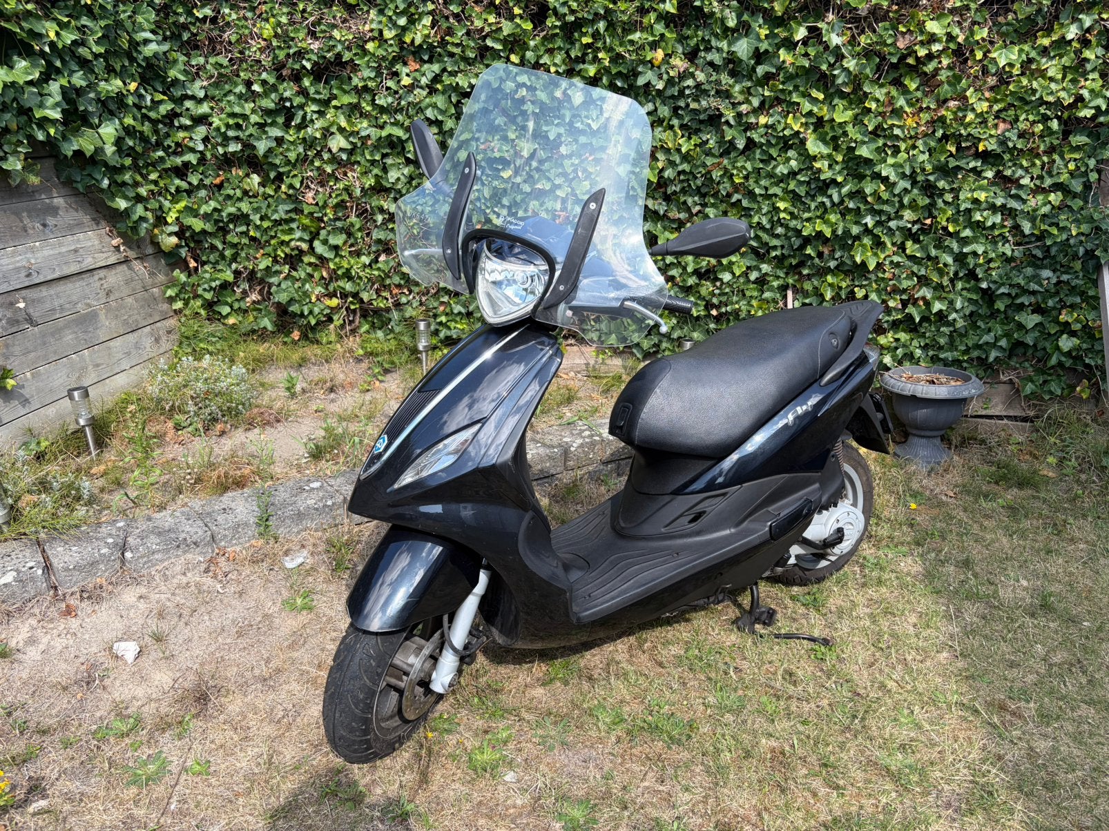 Nette Piaggio new fly bj 2013 4 takt zwart, Fietsen en Brommers, Scooters | Piaggio, Ophalen, Gebruikt, Benzine, Fly