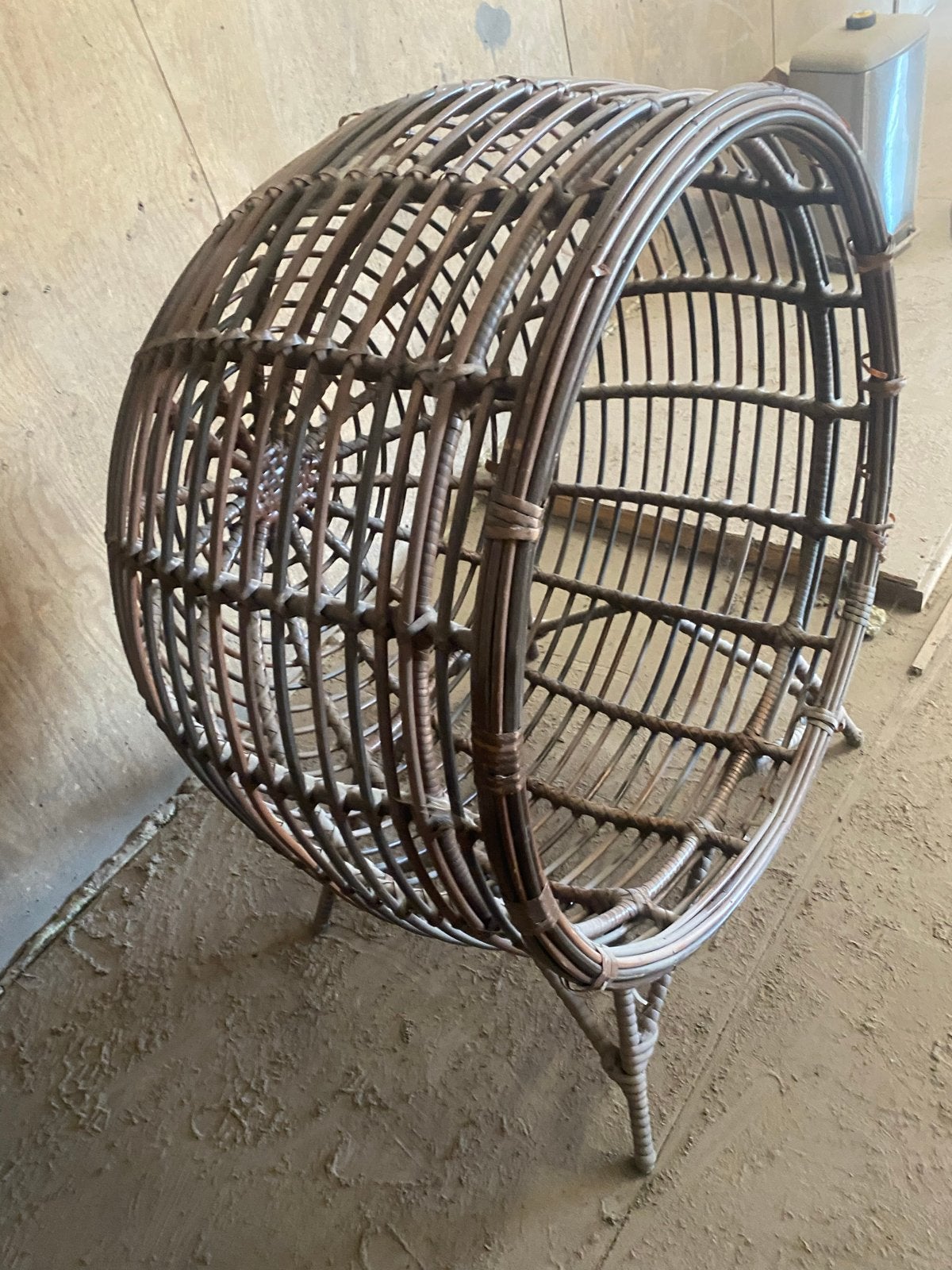 Unieke Rotan Kuipstoel - Vintage Design, Huis en Inrichting, Stoelen, Ophalen, Gebruikt, Bruin, Riet of Rotan