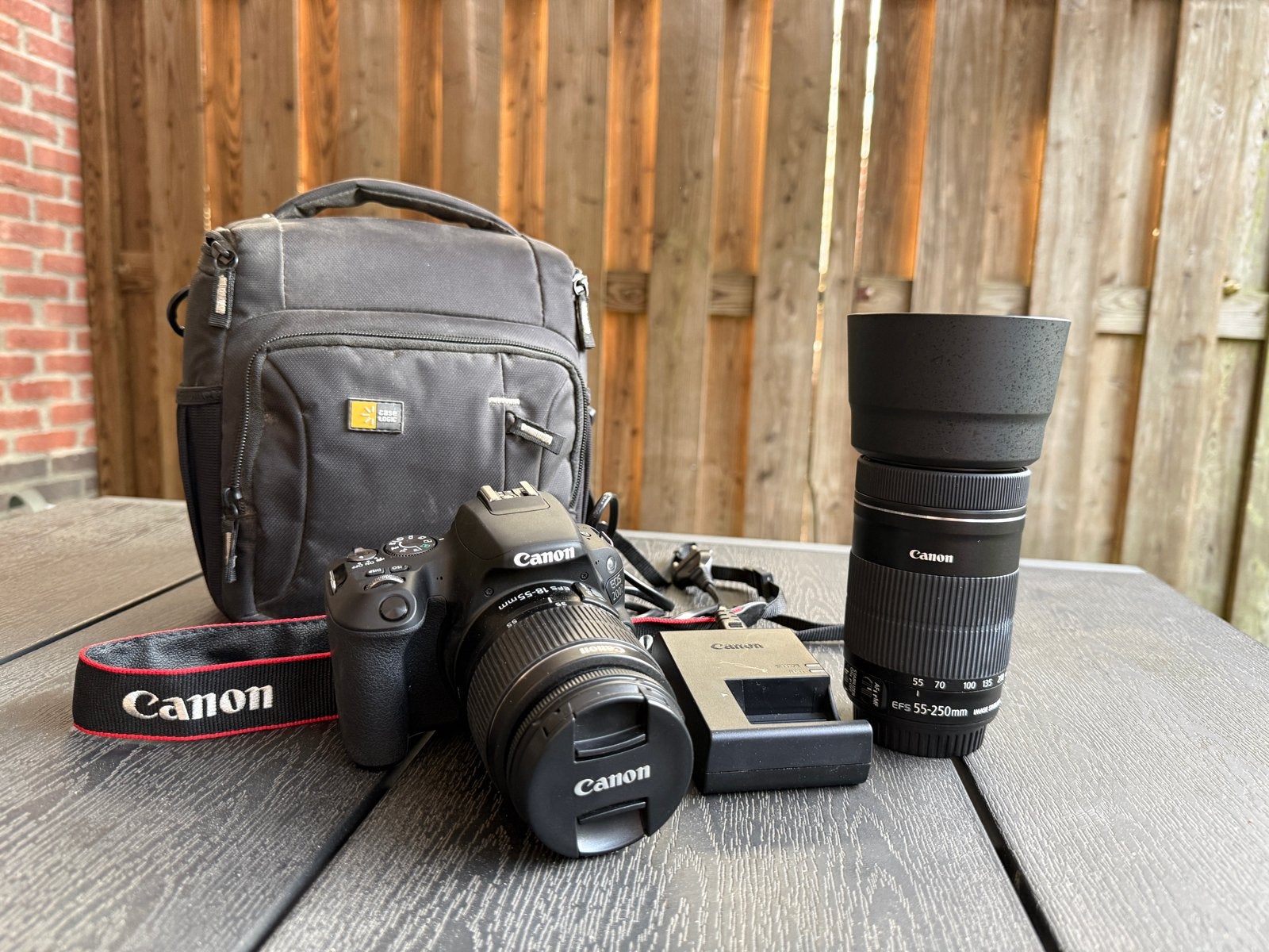 Canon EOS 200D spiegelreflexcamera met 2 lenzen en tas, Audio, Tv en Foto, Fotocamera's Digitaal, Spiegelreflex, Canon, Kantelbaar/draaibaar scherm
