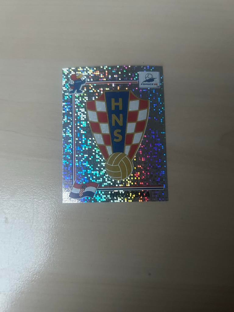Panini France 98 WK Voetbal Embleem Kroatië Sticker, Verzamelen, Ophalen of Verzenden, Zo goed als nieuw, Sport