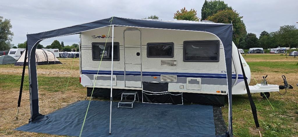 Hobby 450 UF De Luxe Easy incl. voortent en luifel., Caravans en Kamperen, Caravans, Vast bed, Rondzit, Hobby, 750 - 1000 kg