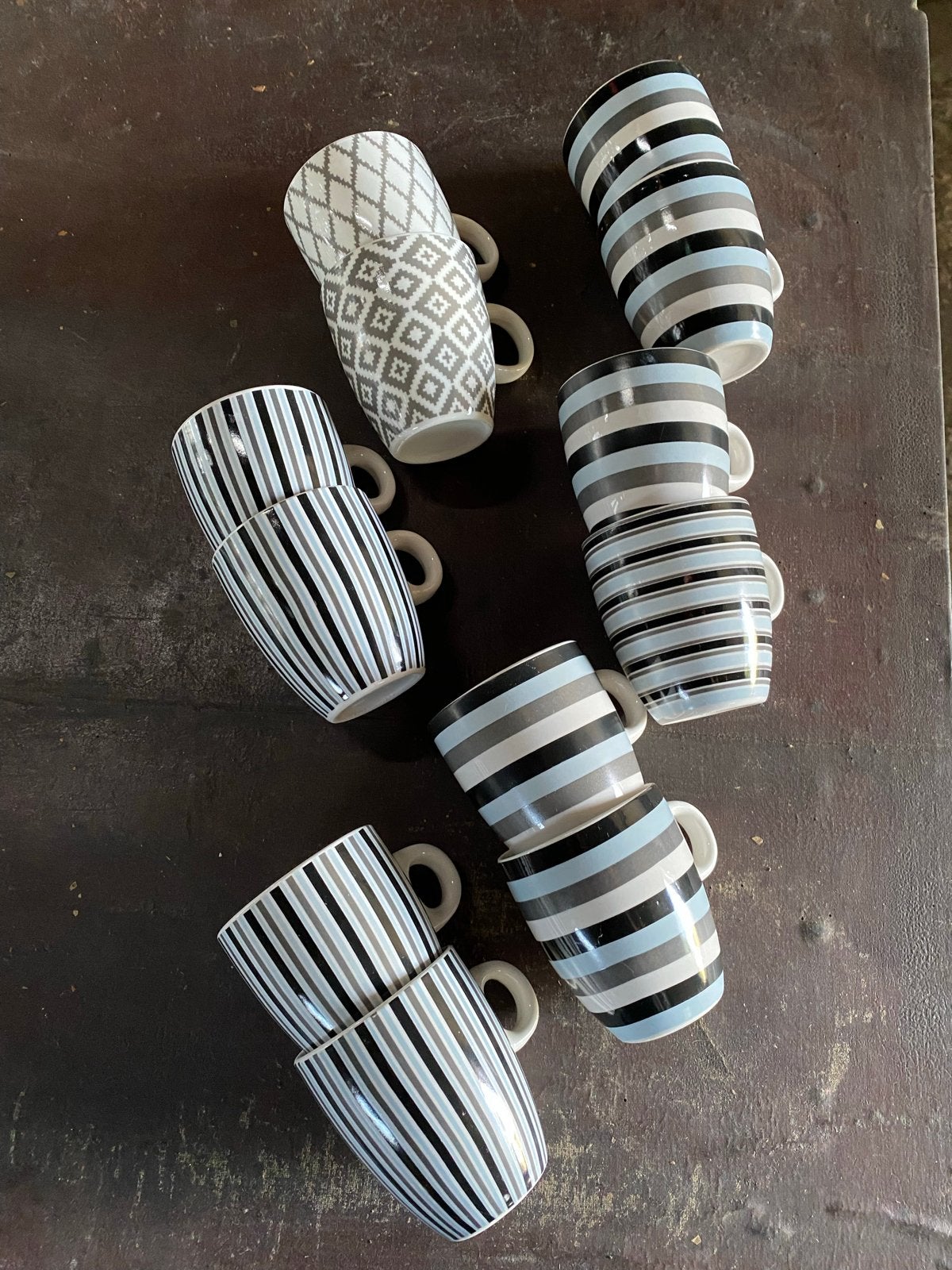 12 koffiemokken met streepjes en ruitjes patroon, Keramiek, Zo goed als nieuw, Modern, Mok