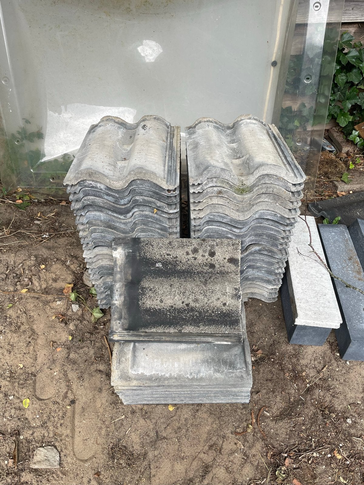 Gebruikte zwarte dakpannen - 50 stuks, Doe-het-zelf en Verbouw, Dakpannen en Dakbedekking, Ophalen, Gebruikt, Steen of Klei, Zwart