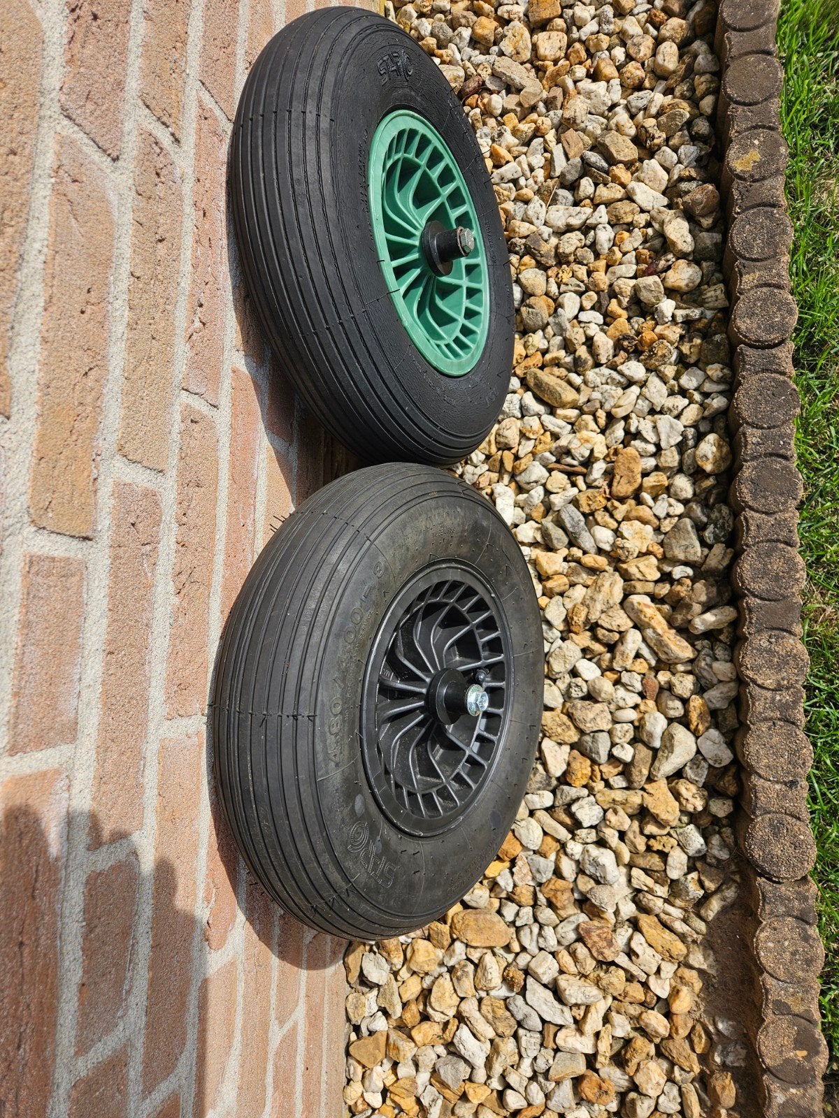 Te koop 2 kruiwagen wielen, Tuin en Terras, Kruiwagens, Ophalen, Zo goed als nieuw
