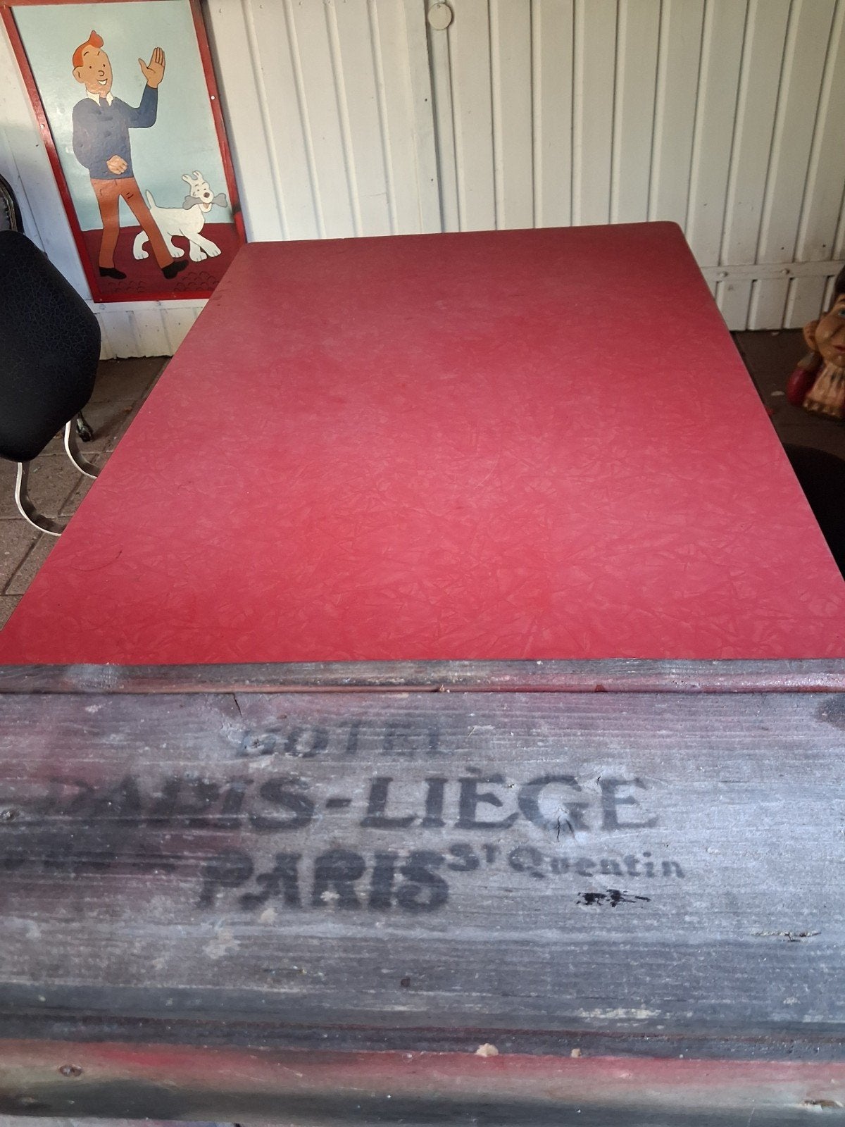 Retro eethoek met rode tafel en zwarte stoelen, Huis en Inrichting, Tafels | Eettafels, Ophalen, Gebruikt, 100 tot 150 cm, 50 tot 100 cm