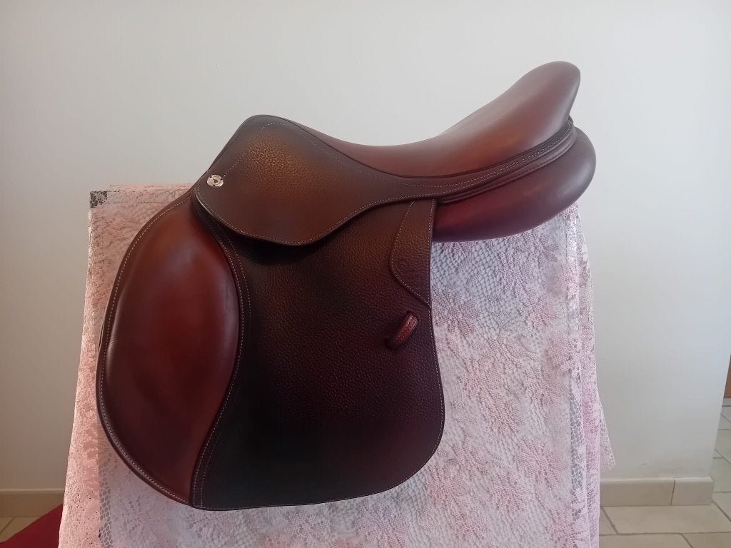 CWD springzadel in absolute topstaat 17,5 inch, Dieren en Toebehoren, Ophalen, Zo goed als nieuw, Springen