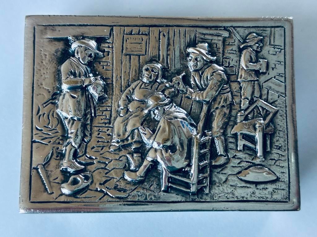Verzilverde luciferdoosje houder. Klassiek herberg tafereel, Ophalen of Verzenden, Gebruikt, Overige typen