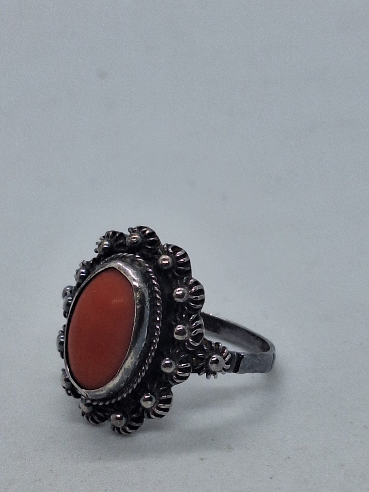 Antieke Zilveren Ring met Bloedkoraal - Maat 17, Gebruikt, Ophalen of Verzenden, 17 tot 18, Met edelsteen