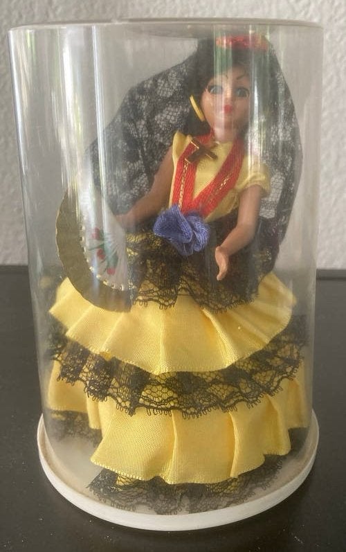 Spaanse Flamenco Pop in box - Geel/Zwart, Verzamelen, Poppen, Ophalen, Gebruikt, Pop