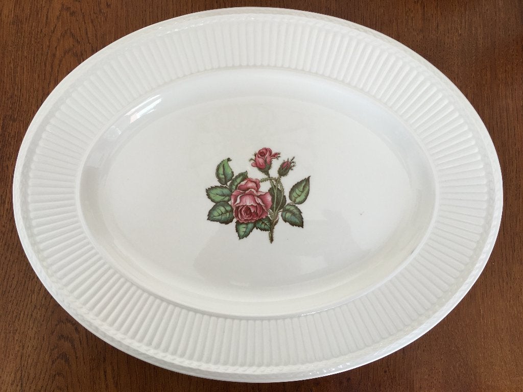 "Wedgwood Moss Rose" Grote Platte Ovale Schaal Nieuw, Nieuw, Ophalen of Verzenden, Schaal of Schalen, Overige stijlen