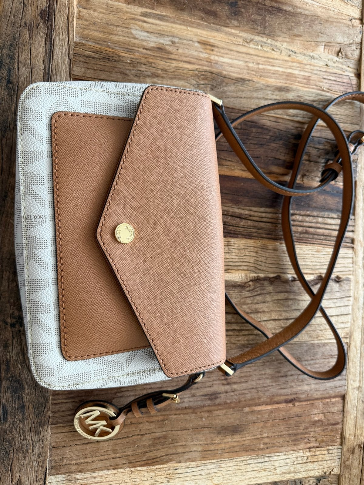 Michael Kors Schoudertasje - Zo goed als nieuw, Ophalen of Verzenden, Zo goed als nieuw, Beige, Schoudertasje