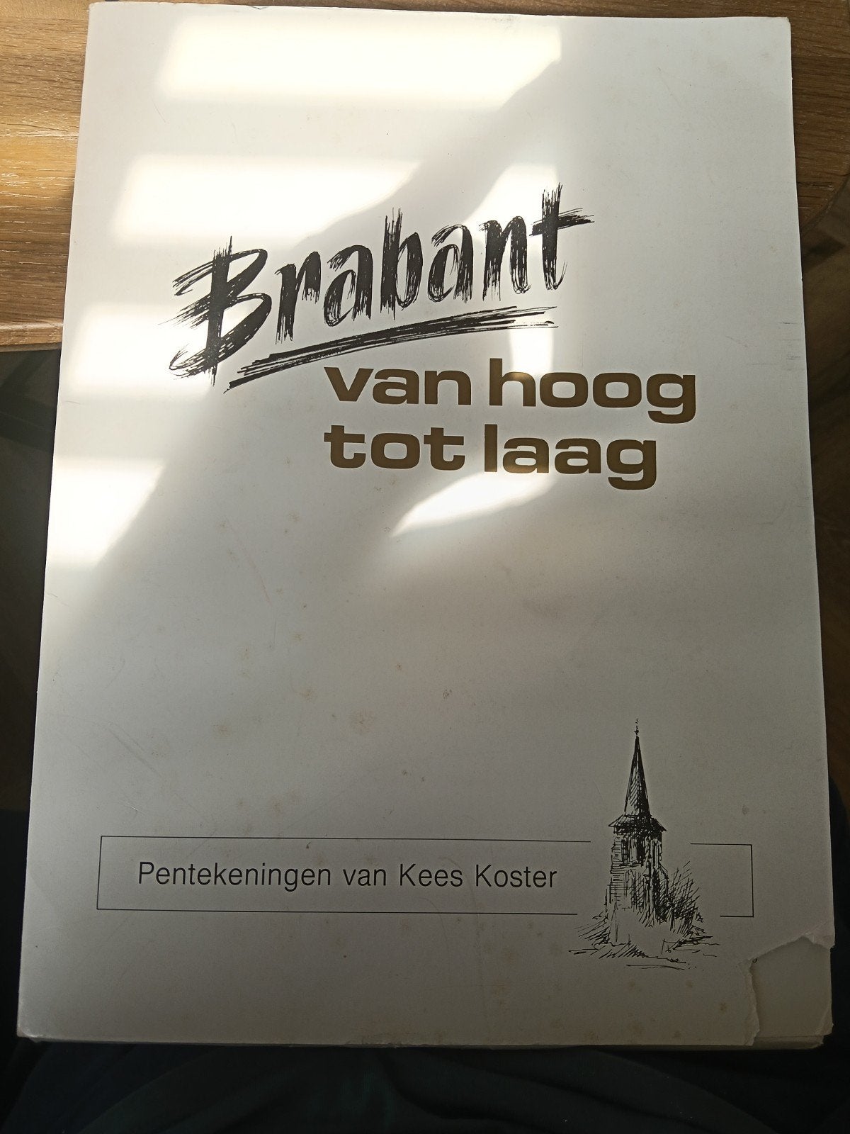 Brabant van hoog tot laag - Pentekeningen Kees Koster, Ophalen of Verzenden, Zo goed als nieuw, Overige onderwerpen, Kees Koster