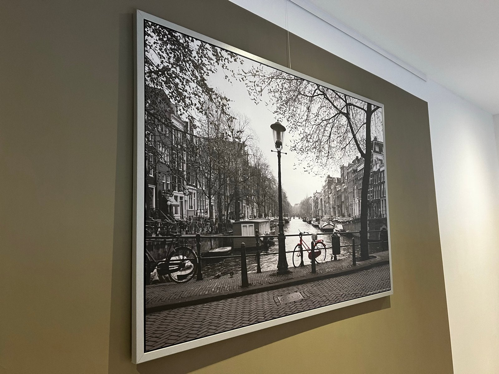 Schilderij Amsterdam Gracht Zwart-Wit, Ophalen of Verzenden, Ingelijst, Print, Overige materialen