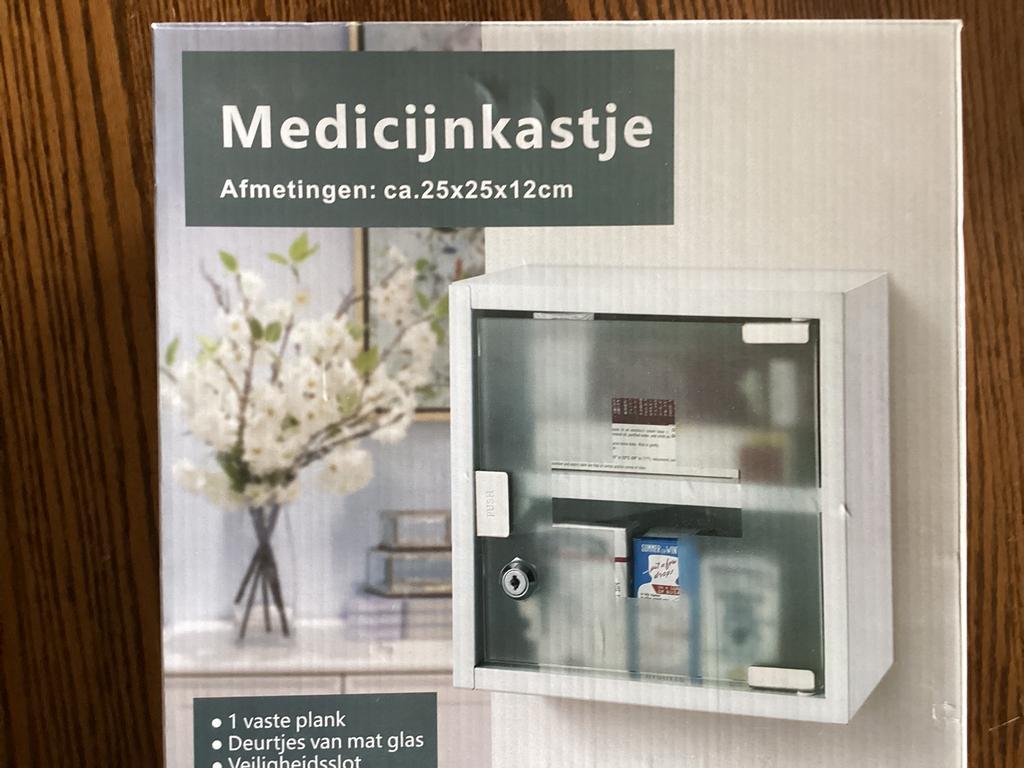 Nieuw medicijnen kastje nog in het plastic, Kunststof, Raamkozijn, Nieuw, Ophalen