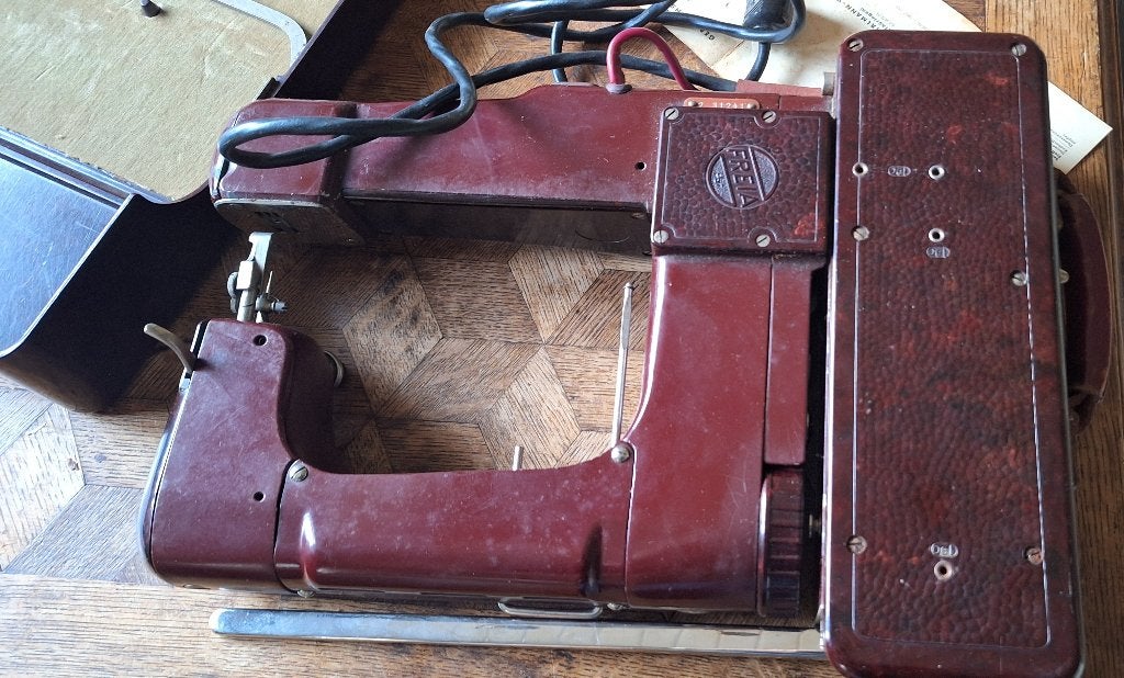 Bakeliet elektrische naaimachine Freia Oost Duits 1948, Antiek en Kunst, Antiek | Naaimachines, Ophalen of Verzenden