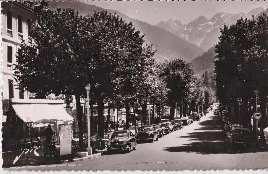 Bagnères-de-Luchon met auto's Simca Aronde Coupe de Ville, Ophalen of Verzenden, 1940 tot 1960, Ongelopen, Frankrijk