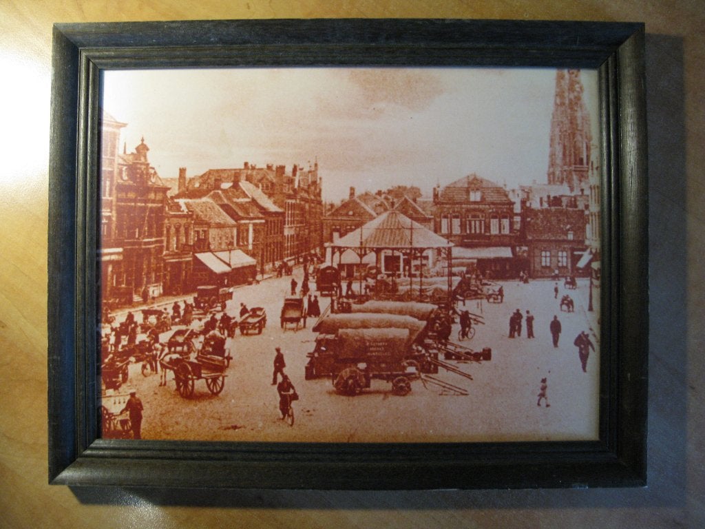 herdruk oude foto Markt, Eindhoven met huifkarren en kiosk, Verzamelen, Gebruikt, Foto, Ophalen of Verzenden, Voor 1940
