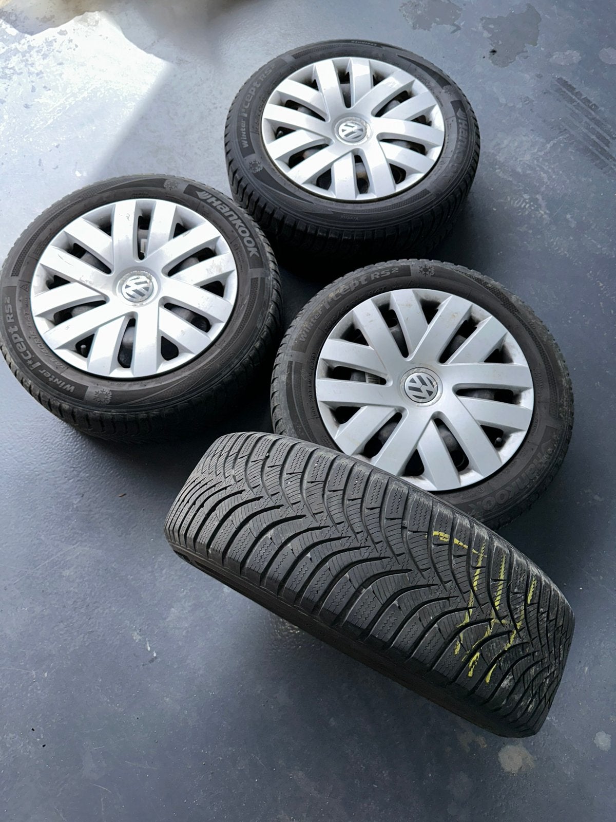 Volkswagen Polo Hankook winterbanden + wieldoppen-185/60 R15, Ophalen of Verzenden, Zo goed als nieuw