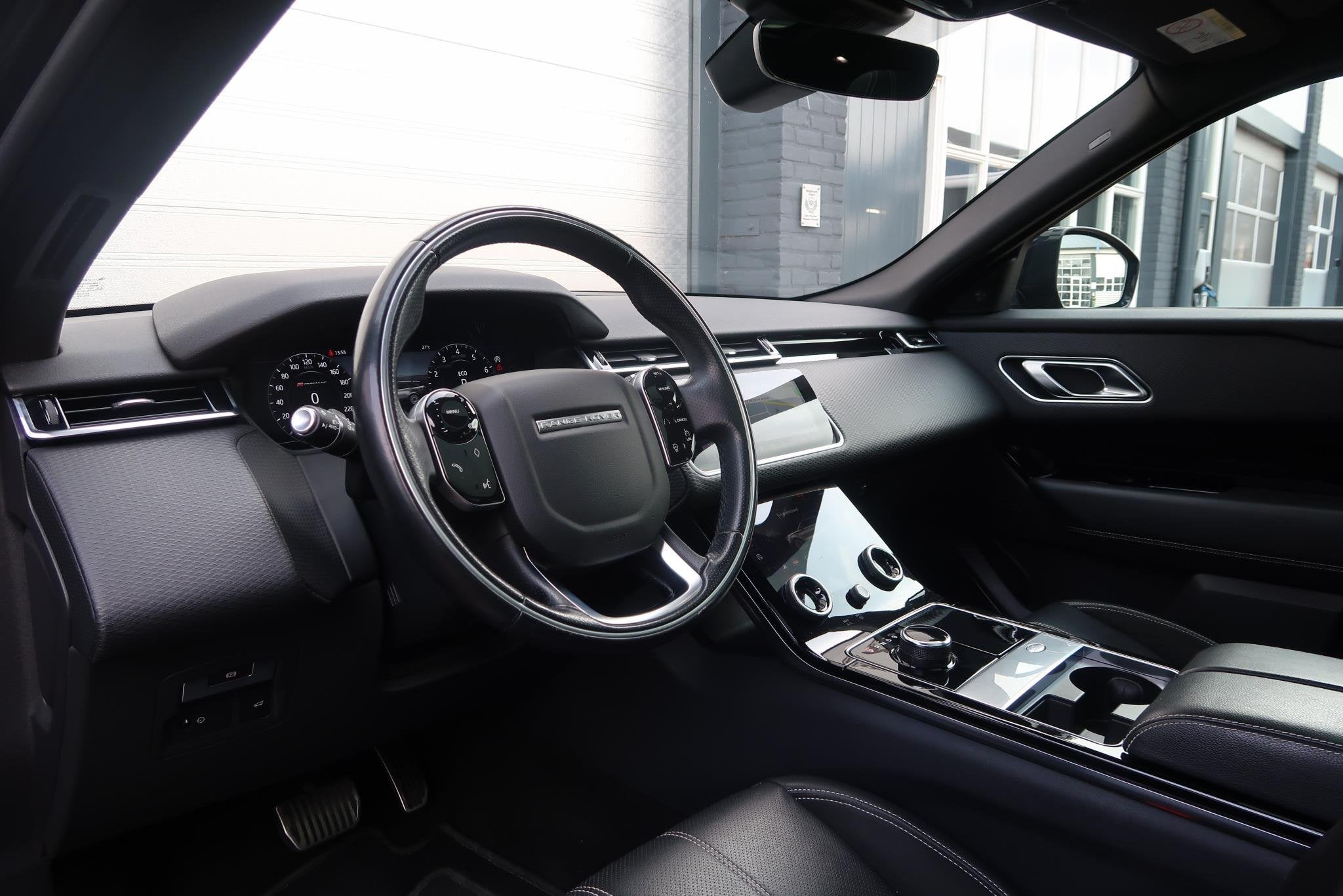 Land Rover Range Rover Velar 2.0 I4 Turbo AWD R-Dynamic P300, Auto's, Land Rover, Gebruikt, 4 cilinders, Automatische klimaatregeling