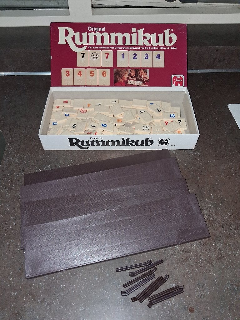 Rummikub origineel rode doos uitmuntende staat, Ophalen of Verzenden