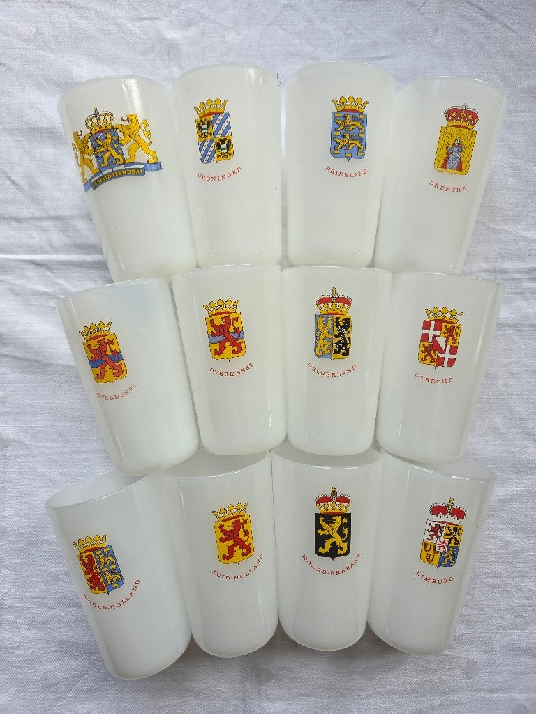 Melkglas met provinciewapens, 12 stuks, jaren '60, Verzamelen, Glas en Borrelglaasjes, Ophalen of Verzenden, Zo goed als nieuw